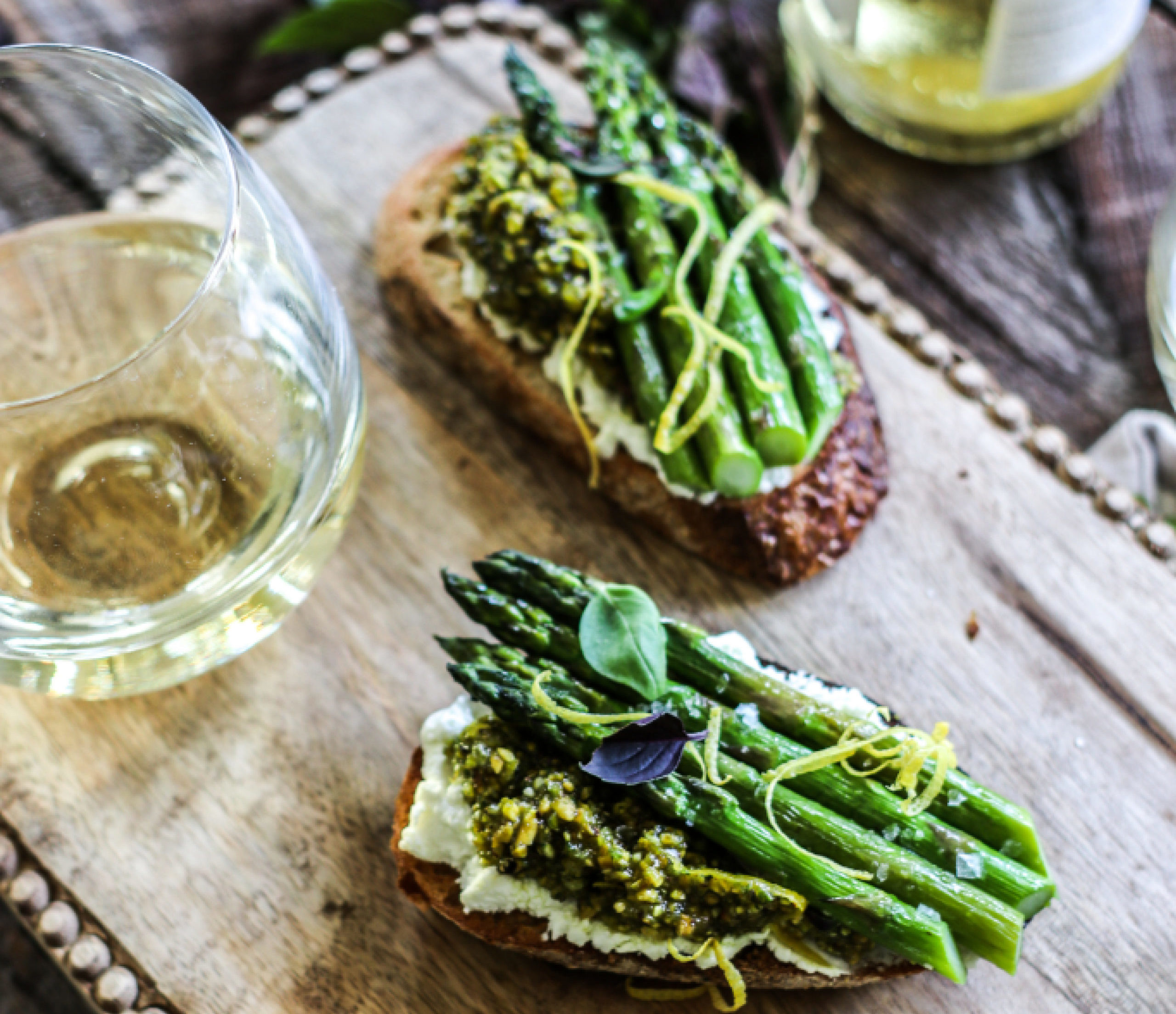 Bruschetta with Warm Goat Cheese, Roasted Asparagus, and Pistachio Pesto – DelicioUS!