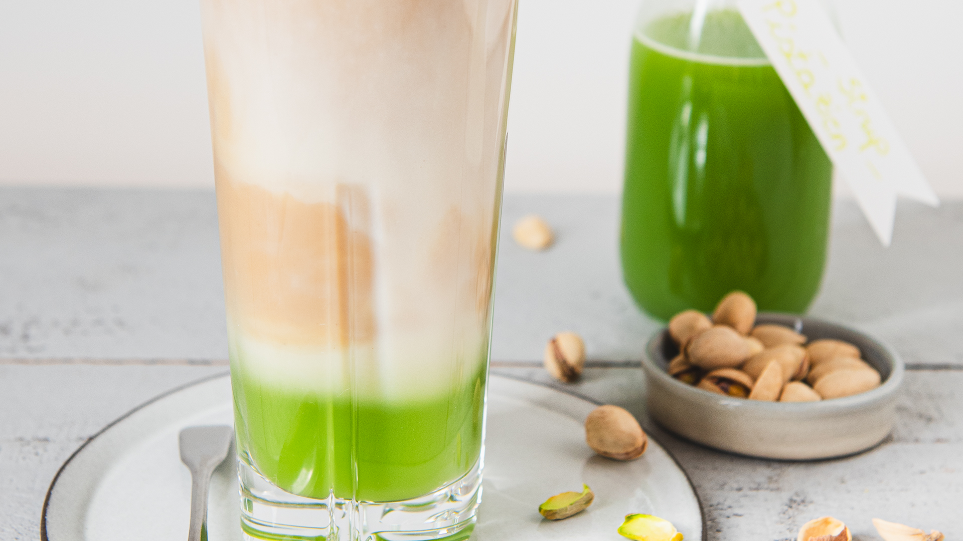 Coconut Pistachio Latte Macchiato – DelicioUS!