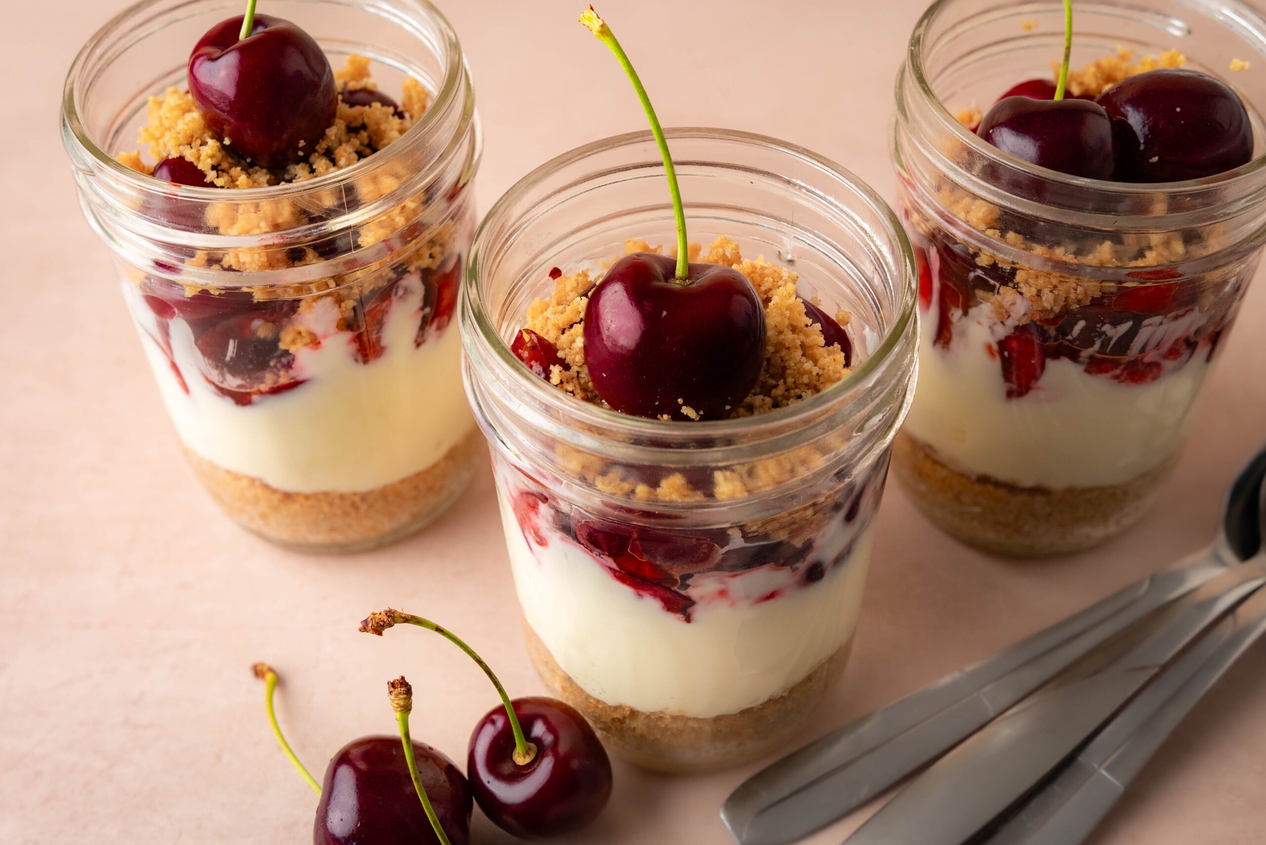 No-Bake Mini Cherry Cheesecakes – DelicioUS!